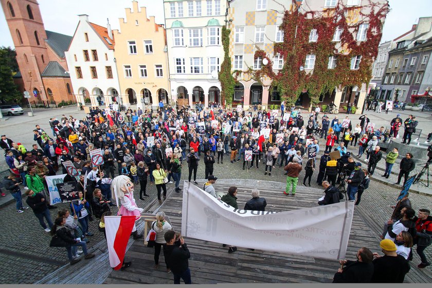 Uważają, że pandemii nie ma i protestują. Szokujące obrazki z Polski