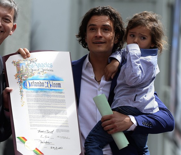 Orlando Bloom odsłaniał gwiazdę z synem