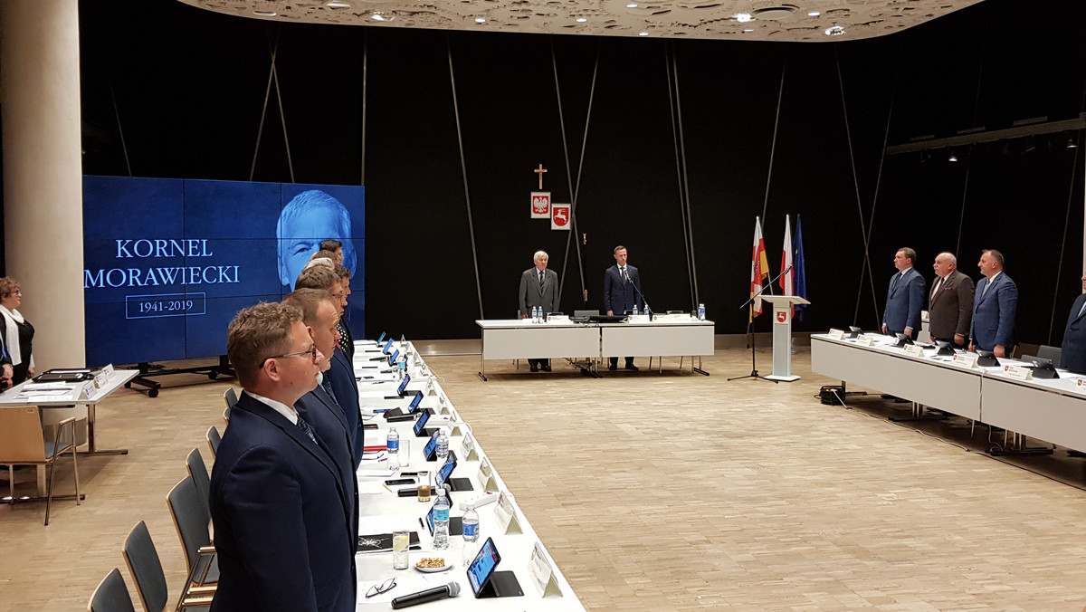 Zdecydowana większość radnych sejmiku przyjęła stanowisko w sprawie upamiętnienia Kornela Morawieckiego. Inicjatorem był przewodniczący sejmiku Michał Mulawa. Samo głosowanie przebiegło bez żadnej dyskusji.