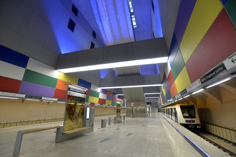 Budowa budapesztańskiej linii M4 była drogą przez mękę. Według harmonogramu, miała się skończyć w 2009 r. Najpierw ten termin przesunięto na 2011 r., a potem była jeszcze seria kolejnych aneksów. Czego tu nie było: spory z wykonawcami, wypowiadanie umów i oskarżenia o korupcję. Ostateczne koszty budowy okazały się prawie dwa razy wyższe od zakładanych  Podczas uroczystego otwarcia tydzień przed wyborami premier Viktor Orbán ironizował: – Ten kontrakt wiązał się z dużymi problemami, ale wreszcie udało się. Okazało się, że nie trzeba być Chuckiem Norrisem, żeby przejechać się linią M4. Na zdj. nowa stacja Móricz Zsigmond körtér. Fot. BKK.