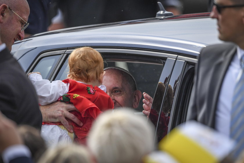 Papież bierze maleństwo na ręce