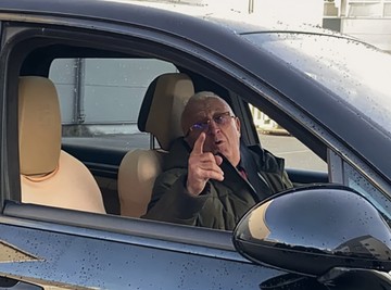 Naš folker (77) priznao da je imao ODNOSE sa ISTIM POLOM , a u vezi je sa 43 godine mlađom DEVOJKOM: "Niko tu ne može da mi stane na crtu"