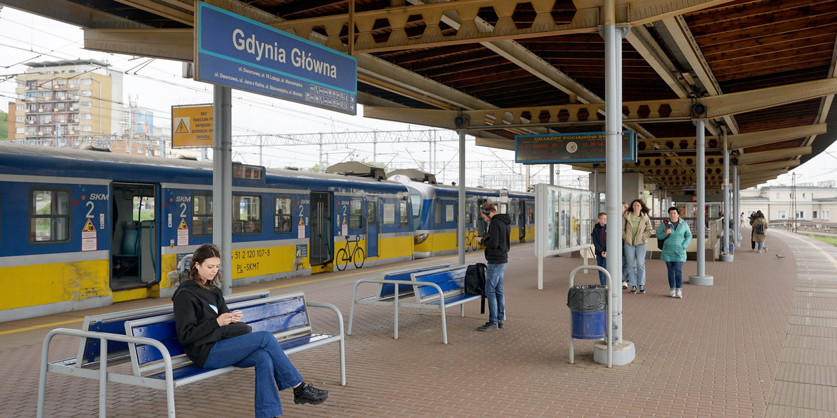 Dla pasażerów uruchomiono komunikację zastępczą. Nie dojeżdża jednak ona do Gdyni Głównej.
