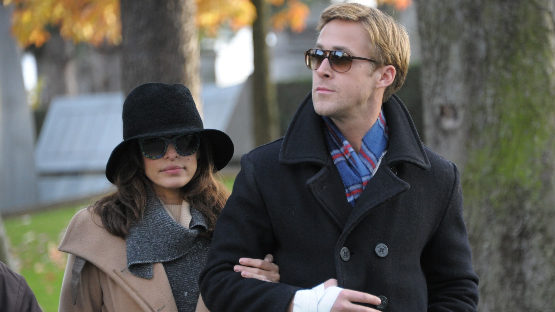 Eva Mendes a Ryan Gosling na prechádzke v roku 2011. 
