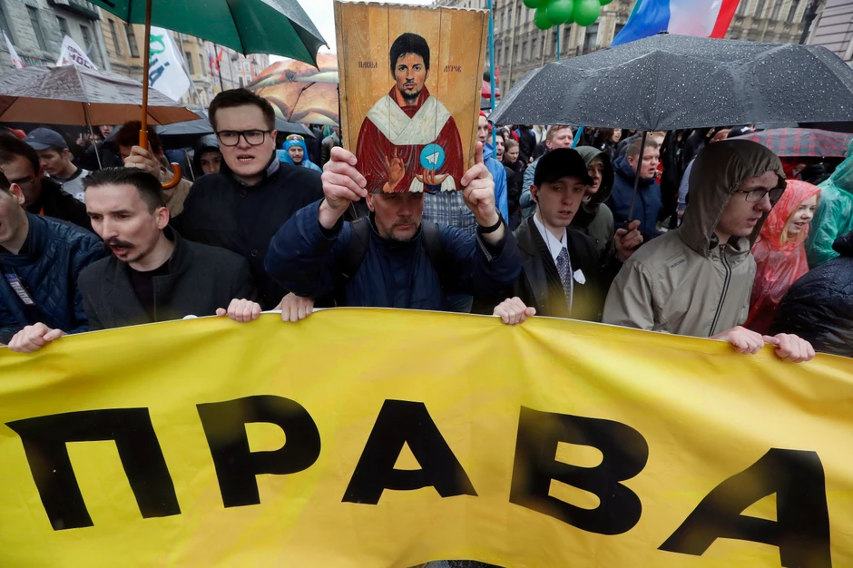 Demonstranti protestuju protiv blokade interneta sa slikom osnivača "Telegrama" Pavela Durova