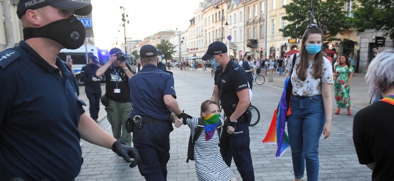 Policja kontra aktywiści LGBT. Posłowie Lewicy bronili zatrzymanych. KOMENTARZ Trzaskowskiego [WIDEO]