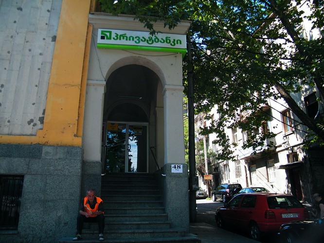 Henadiy Boholyubov. Wraz z Ihorem Kołomojskim kontroluje Privat Group. Majątek: 1,7 mld USD. Otworzył największe centrum żydowskie w Dniepropietrowsku.  <br><br>Na zdjęciu: filia PrivatBank - Tbilisi