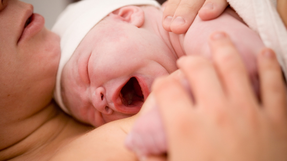 Plan porodu jest świetnym rozwiązaniem dla kobiet, które lubią mieć wszystko pod kontrolą. Dzięki temu dokumentowi będziesz spokojniejsza. W szpitalu na oddziale położniczym będziesz doskonale wiedzieć, czego oczekiwać odnośnie przygotowania do porodu i samego rozwiązania. Plan porodu warto stworzyć wspólnie z partnerem oraz skonsulutować pewne kwestie z lekarzem prowadzącym, czy położną. Jak stworzyć taki plan porodu?