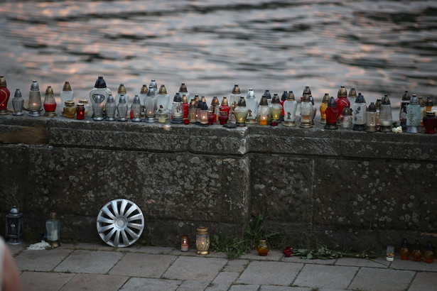 Znicze w miejscu wypadku przy moście Dębnickim w Krakowie, gdzie zginęło czterech młodych mężczyzn.