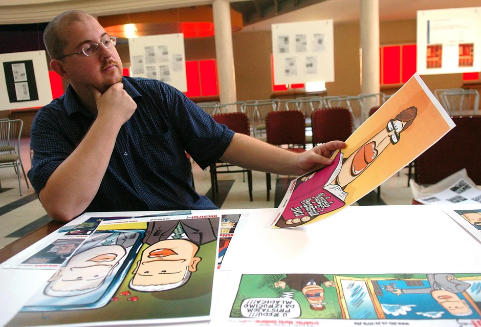 Nagrađeni karikaturista Marko Somborac u radnom ambijentu