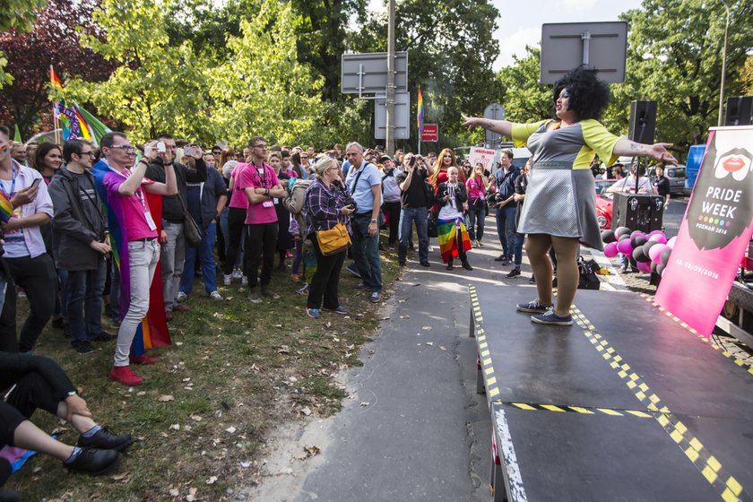 Poznań jako pierwsze polskie miasto wydał zgodę na umieszczenie tęczowych flag na infrastrukturze miejskiej