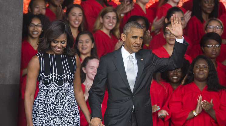 Michelle és Barack Obama parádés szettben kívánt boldog újévet. / Fotó: MTI/EPA/Jim Lo Scalzo
