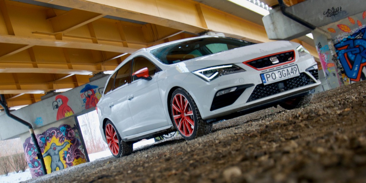 Pomarańczowe felgi i lusterka już z daleka zdradzają, że Seat Leon ST Cupra do grzecznych nie należy