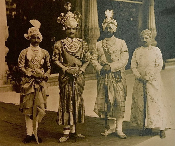 Grupa maharadżów w Delhi - 1911 r. Fot. z wystawy "Medusa, Jewellery and Taboos" w The Musée d'Art moderne de la Ville de Paris.