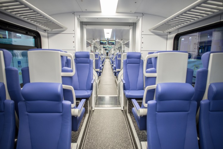 Czteroczłonowe pojazdy będą miały 32 siedzenia w pierwszej klasie, 170 w drugiej i 12 foteli składanych. W pociągach trójczłonowych pasażerowie dostaną odpowiednio: 32, 114 i 12 siedzeń. Pociągi będą poruszały się z prędkością maksymalną 160 km/h
