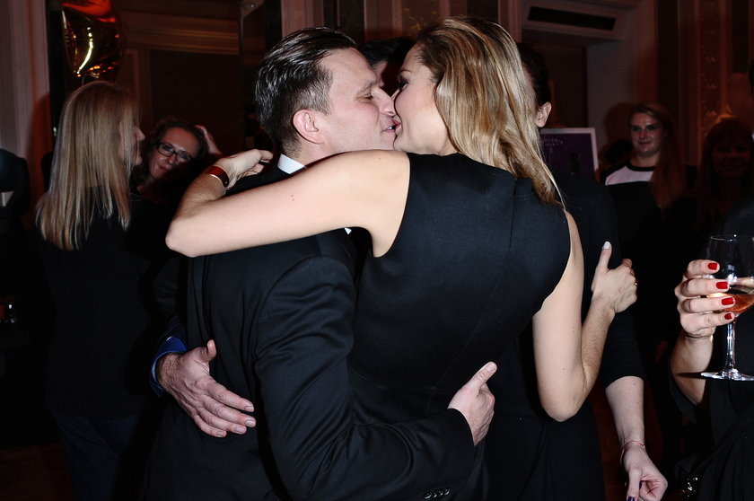 Małgorzata Socha i Krzysztof Wiśniewski uchwyceni w namiętnym pocałunku