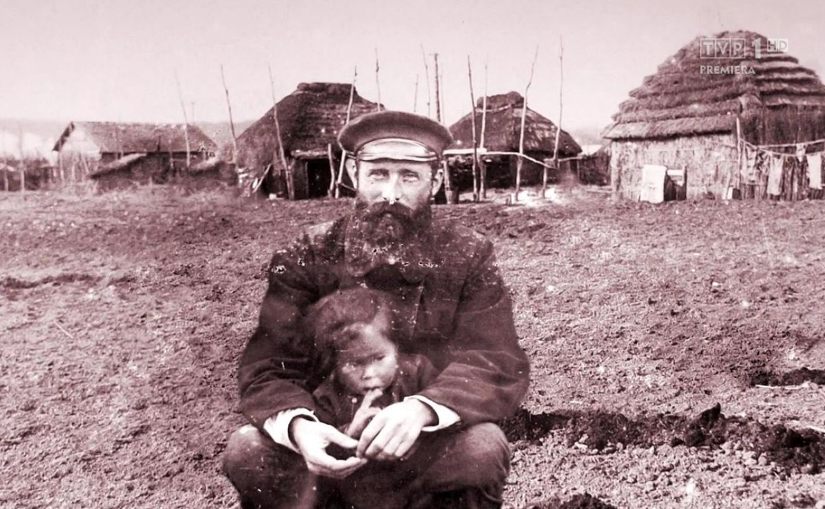 Bronisław Piłsudski z dzieckiem z plemienia Ajnu