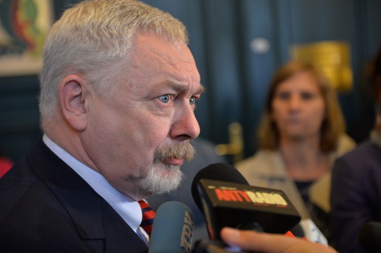 Jacek Majchrowski jest bardzo aktywnym nauczycielem akademickim. Wykłada mi.in. na Uniwersytecie Jagiellońskim, Uniwersytecie Mikołaja Kopernika w Toruniu. Posiada dom, mieszkanie, działkę budowlaną oraz trzyletniego Lexusa 350. Jest również członkiem zarządu Krakowskiego Towarzystwa Edukacyjnego. 
<br><br>
(fot. Jacek Bednarczyk)