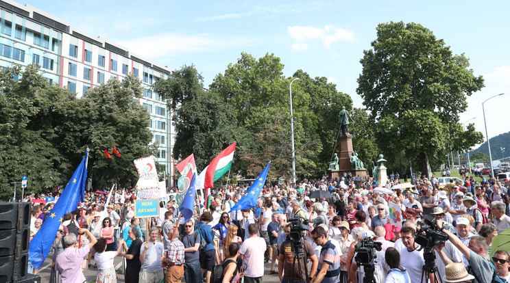 Tegnap délután több százan gyűltek össze az Akadémia épülete előtt, tiltakozva a parlament által elfogadott döntés ellen / Fotó: Pozsonyi Zita