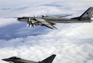 Tu-95 w towarzystwie Tyhoona RAF-u