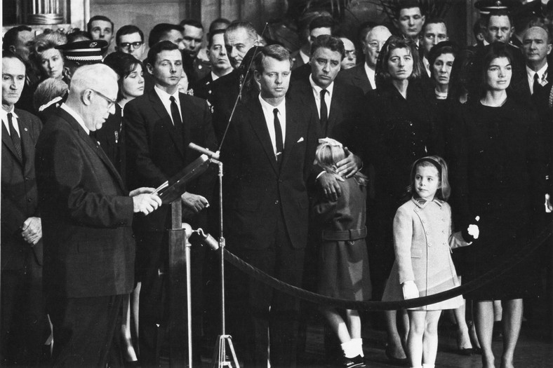 Prezes Sądu Najwyższego USA Earl Warren odczytuje hołd dla zamordowanego prezydenta Johna F. Kennedy'ego, Waszyngton, USA, 24 listopada 1963 r.