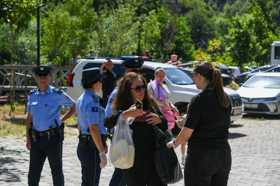 Kosovska policija pretresala vernike na ulazu u portu manastira Sveti Arhangeli 
