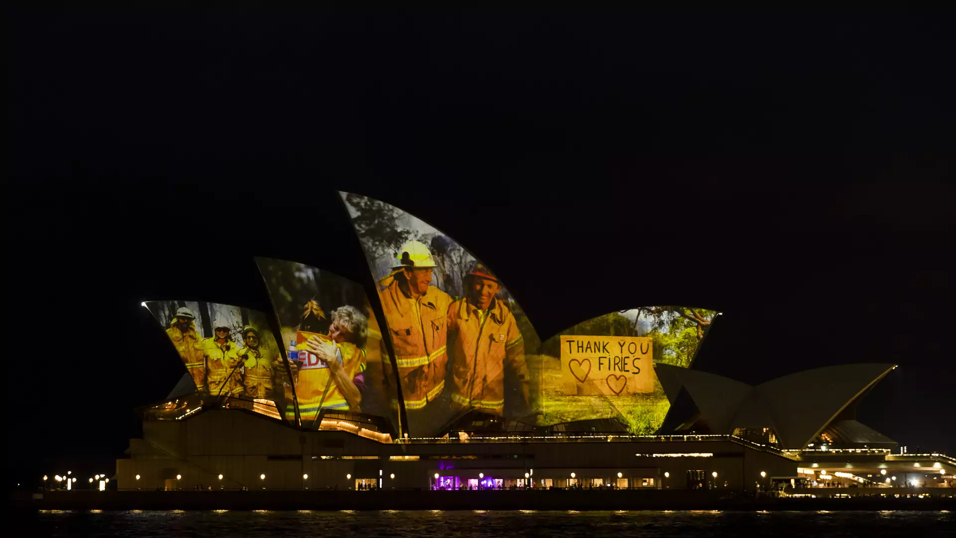 Wzruszająca iluminacja na operze w Sydney. Wspiera strażaków walczących z pożarami