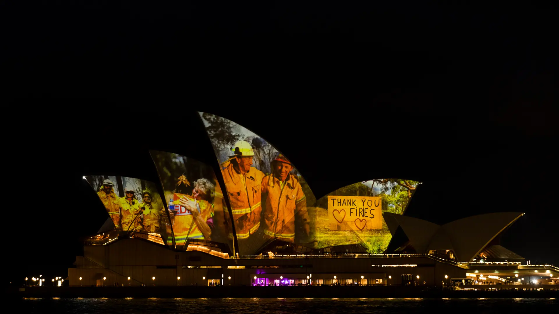 Wzruszająca iluminacja na operze w Sydney. Wspiera strażaków walczących z pożarami