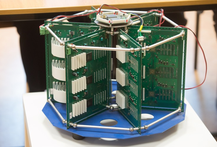 ARUZ to unikalny cyfrowy symulator pozwalający odtwarzać przebieg złożonych reakcji chemicznych. Pomysłodawcami koncepcji budowy ARUZ-a są naukowcy z Politechniki Łódzkiej, jednak licencja należy do łódzkiego Technoparku, właściciela symulatora.
<br><br>
(gm/zuz) PAP/Grzegorz Michałowski