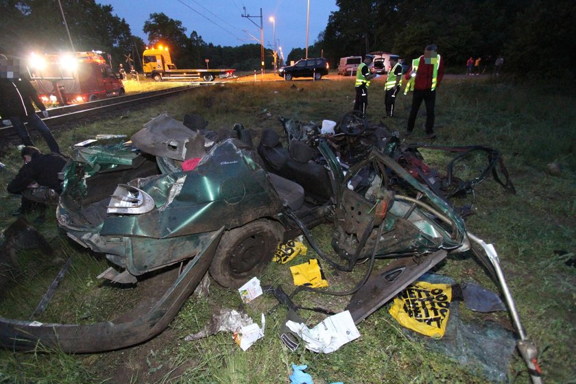 Tragedia na przejeździe w Dunowie. Nie żyje dwóch mężczyzn