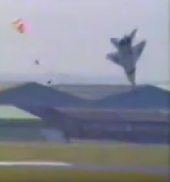 Anatolij Kwoczur opada na spadochronie obok swojego myśliwca MiG-29 podczas salonu Le Bourget w 1989 roku.