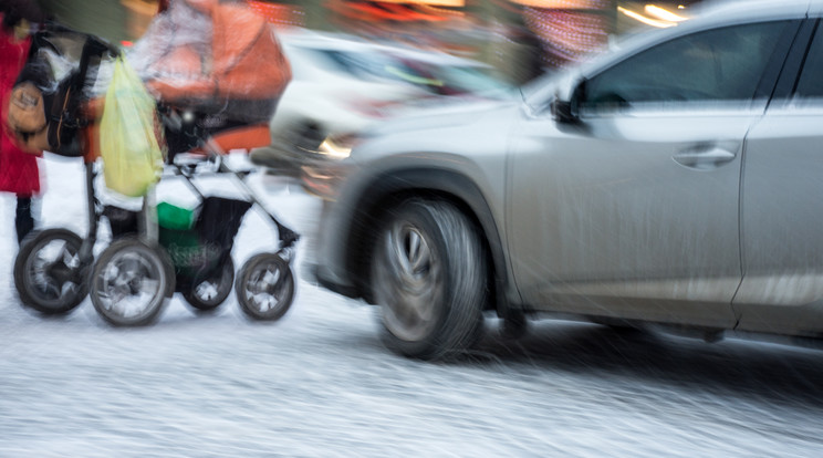 Az ittas autós elsodorta a babakocsit toló anyukát a zebrán / Fotó: Shutterstock