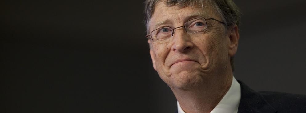 Bill Gates, współzałozyciel Microsoftu. W szkole podstawowej Gates był wyróżniającym się uczniem, szczególnie w matematyce i innych naukach ścisłych. Jesienią 1973 zapisał się na Harvard University z zamiarem otrzymania licencjatu umożliwiającego ubieganie się o przyjęcie na wydział prawa, lecz wkrótce zrezygnował. Za namową Paula Allena zawiesił naukę i założył firmę 