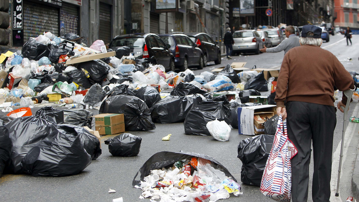 1 miliard 100 milionów euro - tyle według włoskiej firmy konsultingowej kosztuje Italię obecny kryzys śmieciowy w rejonie Neapolu, spowodowany przez gwałtowne protesty mieszkańców przeciwko planom utworzenia nowego wysypiska, największego w Europie.
