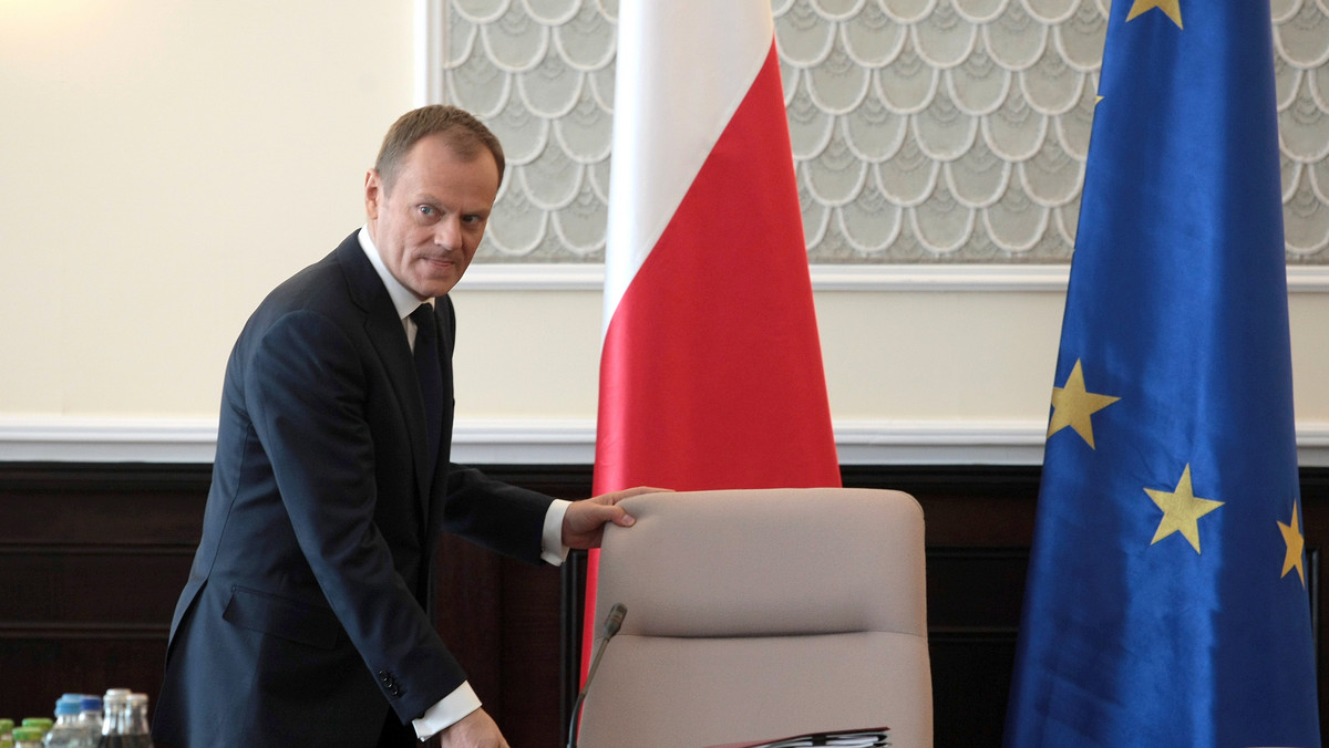 - Donald Tusk swoje dawne poglądy wyrzucił na śmietnik. Jak wiadomo, był kiedyś głęboko ideowym liberałem. Ale po serii porażek w latach 90. zwątpił i w liberalizm, i w społeczeństwo, które wszystkich reformatorów po kolei wysyłało na zieloną trawkę. Dziś niczego mu się nie chce. Niczego nie pragnie. I nie robi nic. Staje się symbolem słabości i strachu - ocenia na łamach "Rzeczpospolitej" Robert Krasowski, publicysta, prezes i współwłaściel Wydawnictwa Czerwone i Czarne.