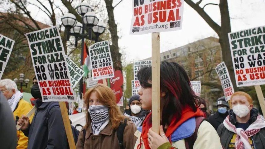 Univerzitetski studenti protestuju zbog izraelskih napada u Gazi dok postavljaju kamp u krugu Univerziteta u Mičigenu | Foto: Getty Images