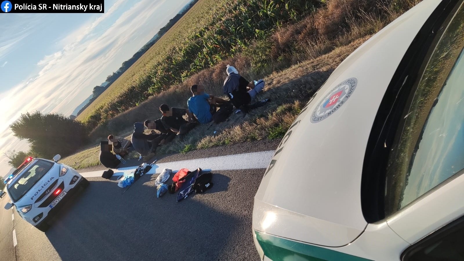 Z horiaceho auta prevážajúceho migrantov policajti vytiahli osem ľudí.