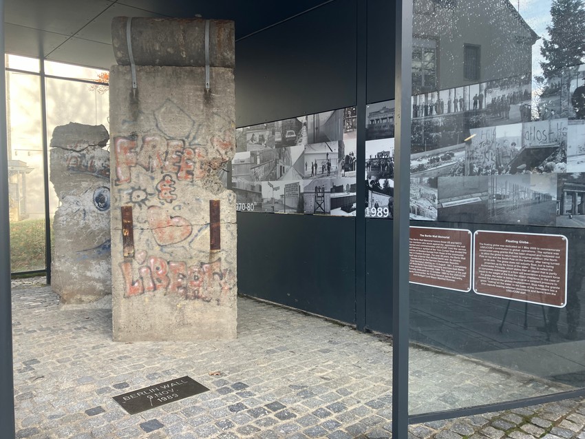 Deo Berlinskog zida u kasarni Peč