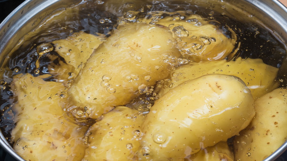 Ziemniaki można gotować w całości lub w kawałkach - mirkograul/stock.adobe.com