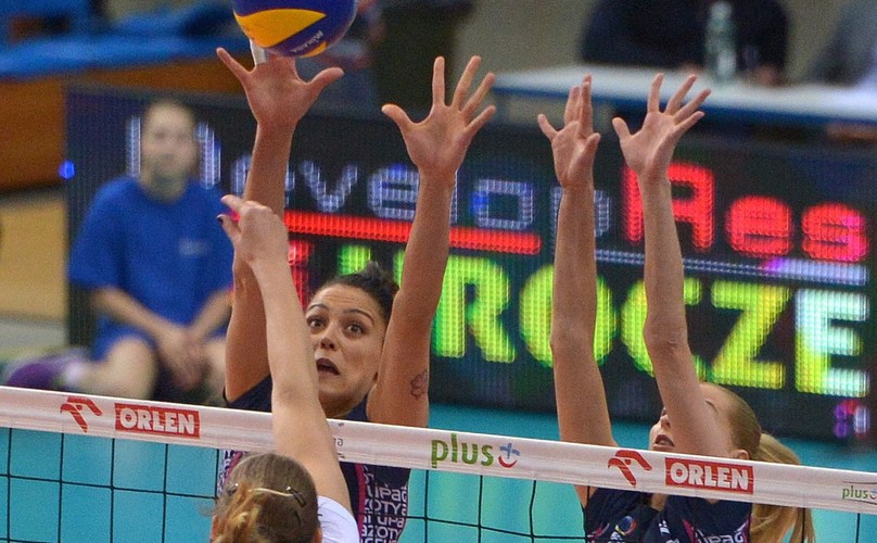 Zawodniczka Developresu SkyRes Rzeszów Adela Helic (L) oraz Stefana Veljkovic (2L) i Anna Werblińska (P) z Chemika Police