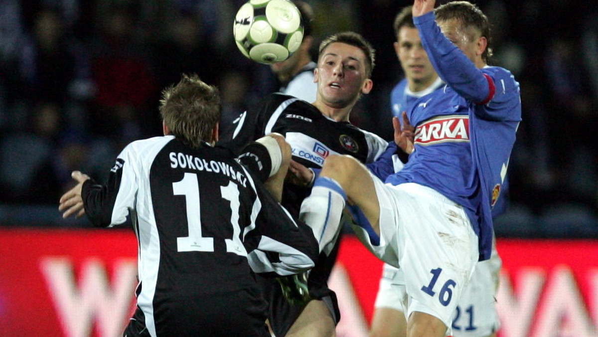 - W takich chwilach jak teraz nie da się pisać o piłce nożnej, czy walce o awans do Premier League. Bo w obliczu sobotniej tragedii pod Smoleńskiem wszystko schodzi na plan dalszy. Wszystko bez wyjątku - napisał na swoim blogu w serwisie Stawiam.com, Radosław Majewski.