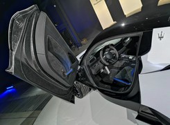 Nowe Maserati MC20 w FSO. Dwóch tajemniczych Polaków kupiło sobie po sztuce za fortunę