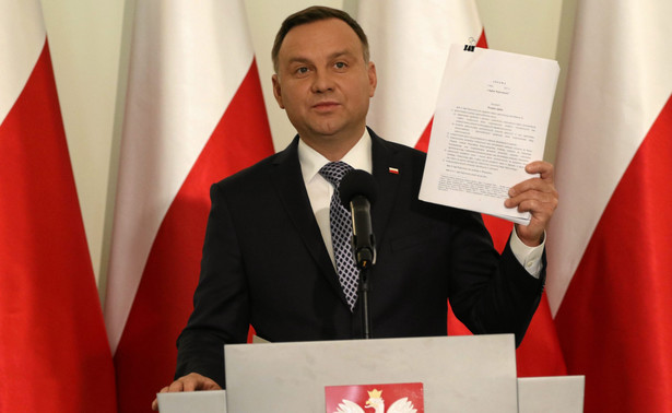 Żurek powiedział PAP, że nie zna szczegółów projektu, ale sądząc ze słów Andrzeja Dudy, widzi pewien postęp w stosunku do projektu, który prezydent zawetował. Dodał zarazem, że "wygląda to mu na mocowanie się z własną partią i wzmacnianie swej pozycji".