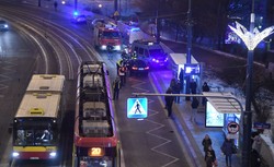 Rozpędzonym BMW staranował ludzi na przystanku. Omijał korek jadąc torami [ZDJĘCIA]