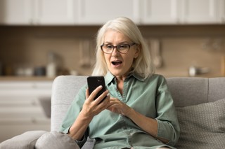 Osoby, które rozpoczęły pracę przed 1999 rokiem, mogą liczyć na wyższą emeryturę. Jakie warunki trzeba spełnić? Jak o nią zawnioskować?