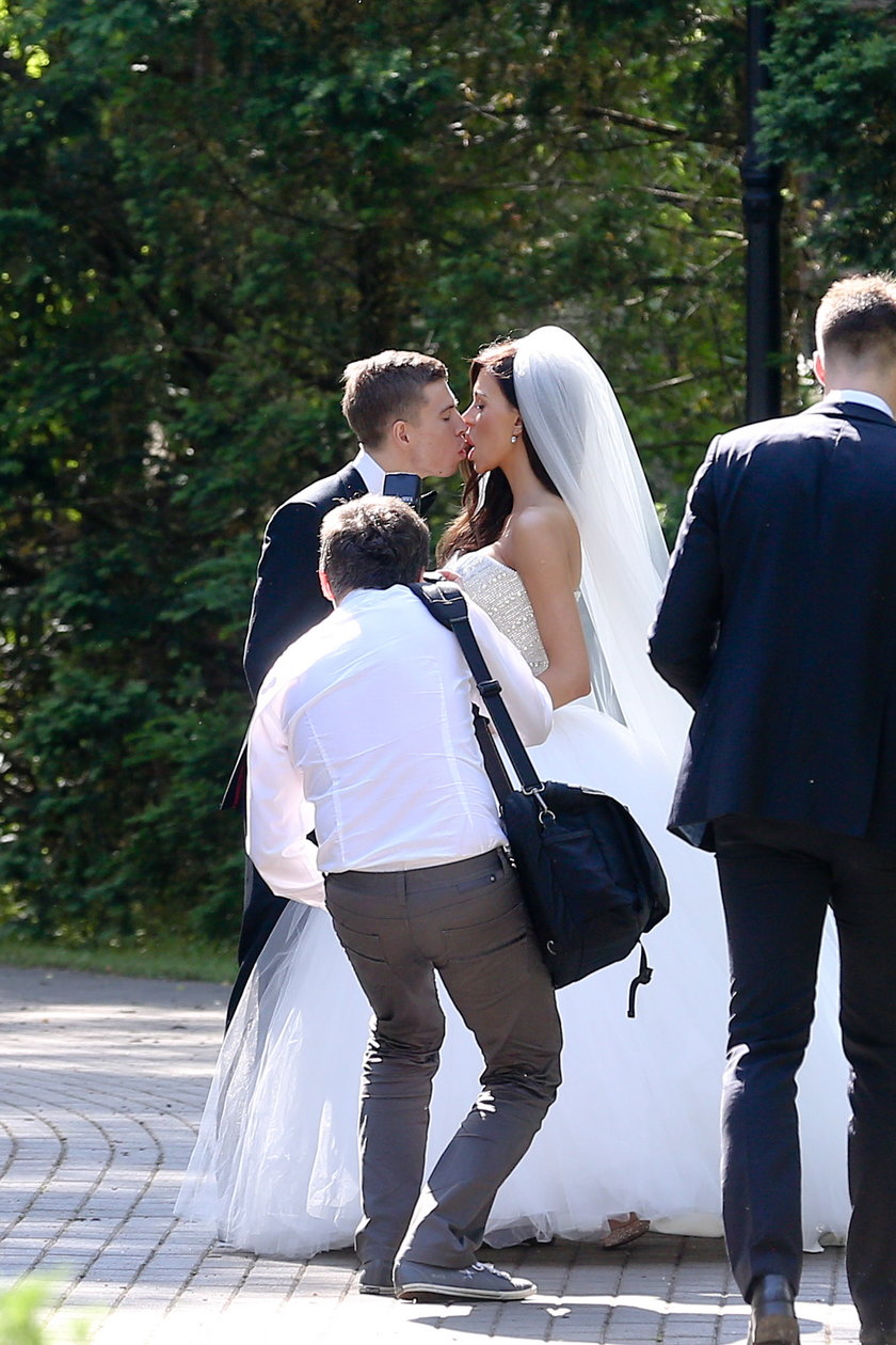 Ola Chlebicka i jej mąż podczas pocałunku