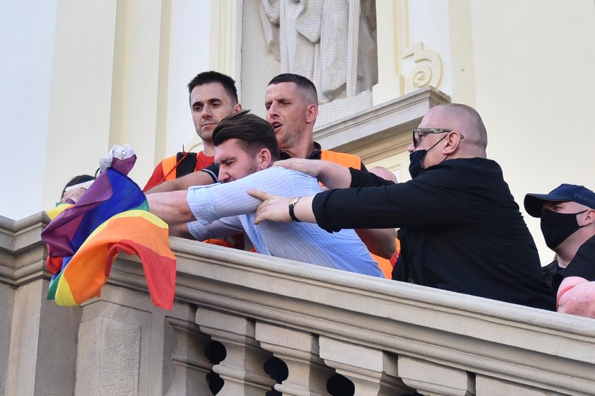 Tęczowe flagi i białe róże na Marszu Powstania Warszawskiego. Interweniowała policja