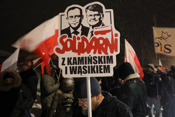 Protest pod Zakładem Karnym w Przytułach Starych, 13 bm. gdzie przebywa były sekretarz stanu w Ministerstwie Spraw Wewnętrznych i Administracji Maciej Wąsik.