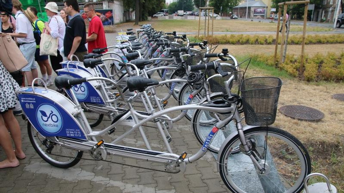 Nowość w systemie wypożyczalni miejskich rowerów Veturilo w Warszawie. Od dziś jego użytkownicy mogą również wynajmować dwuosobowe jednoślady, czyli tandemy. Są one dostępne na takich samych zasadach, jak pozostałe pojazdy.