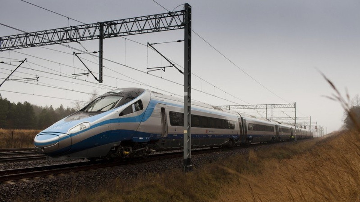 Przedsprzedaż biletów na Pendolino - jeszcze bardziej opóźniona. Miała się rozpocząć z soboty na niedzielę o 1:00 w nocy. Potem miała ruszy dwie godziny później. System internetowy nie działa do chwili obecnej. Obecnie bilety można kupić tylko w kasach.